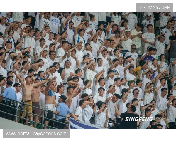 巴黎德比看台现历史照片，致敬35年前经典对决