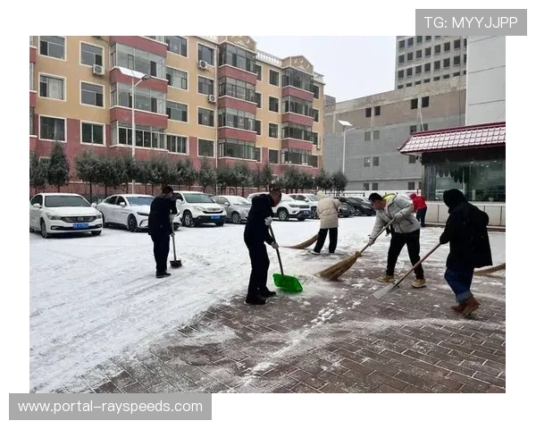 暴风雪侵袭球场，工作人员紧急清理积雪保障比赛安全