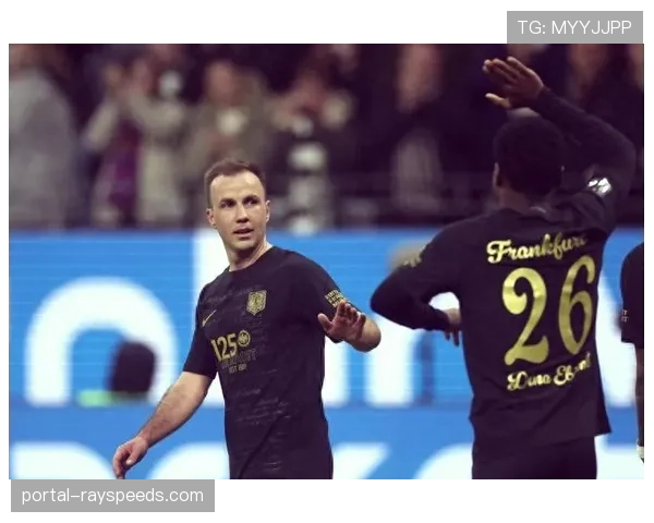 法兰克福核心格策因肌肉疲劳缺阵,球队反击发起点受挫